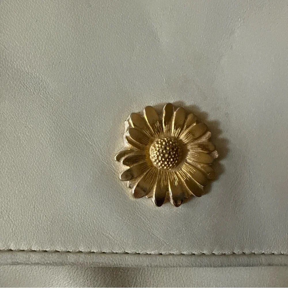 Escada Cream Leather Bag with Gold Chain flower detail - Picture 6 of 15